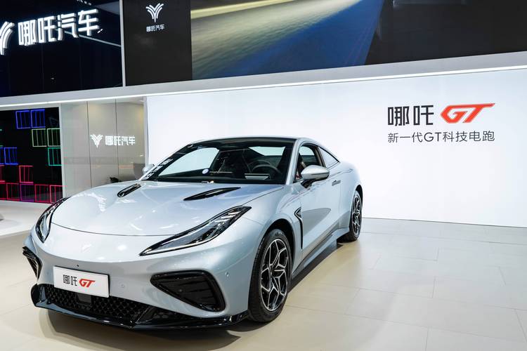 深圳64哪吒汽车在智能汽车领域的表现，领途汽车在新能源汽车市场中的影响力